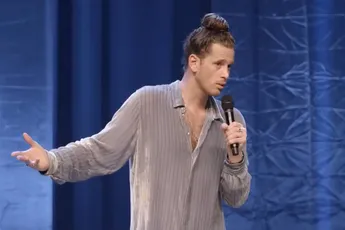 Cabaretier Patrick Laureij stuurt vrouw met hulphond de zaal uit – en cancelt daarmee eigenlijk zichzelf