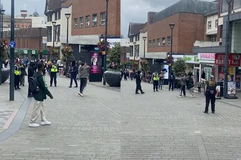 Dappere voorbijganger helpt agenten en grijpt zelf een verdachte vast