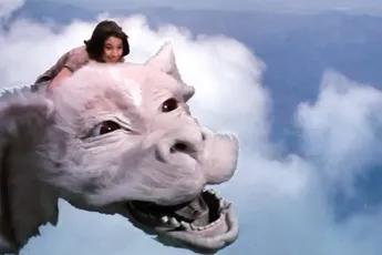 Falkor uit The NeverEnding Story duikt op in Amerikaanse garage – pure jaren 80-magie 🔥🐉