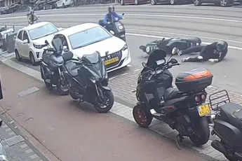 Gaat iemand op een heerlijke manier onderuit in Amsterdam