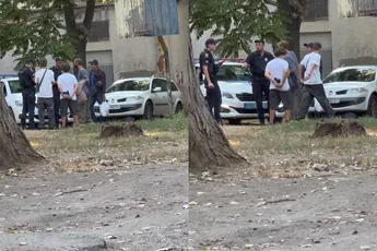 Kind verstopt wapen terwijl politie erbij is