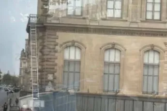 Overvallers klimmen met ladder het Louvre binnen en jatten juwelen van Napoleon