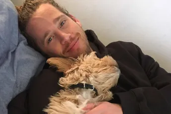 Patrick Laureij reageert op rel met hulphond – via zijn eigen hond: “Jullie mogen allemaal mijn ballen likken!” 🐕🎭