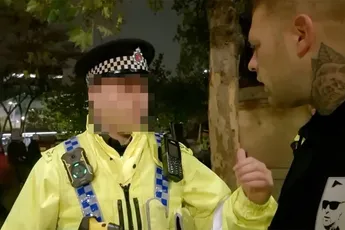 Rauwe Nederlandse reisvideo uit Manchester: Agent laat zien waarom er geen vertrouwen in hen is