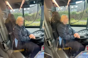 Vrouwelijke buschauffeur wil niet dat mensen op luidspreker bellen en zet mensen uit de bus