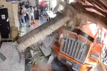 Vrachtwagen verliest z’n remmen en ramt bakkerij in Venezuela