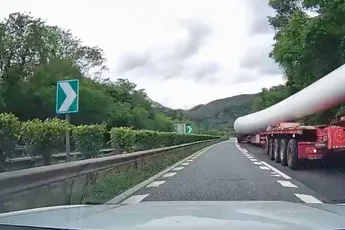 Twee idioten, een mega lange lading en een meedraaiende dashcam
