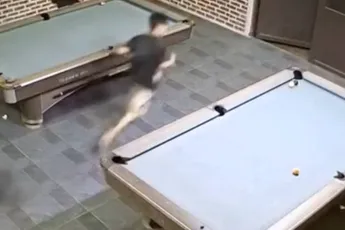 Vietnamese vrouw jaagt op brute wijze haar man de poolhal uit