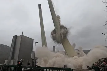 Dingen opblazen: Twee mega-schoorstenen van oud Duits kolenkrachtwerk tegen de vlakte