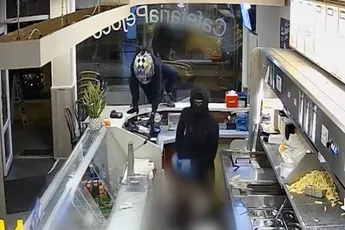 Snackbareigenares jaagt overvallers weg met kokend frituurvet