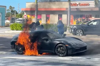 Florida-dingen: Twee helden trekken 74-jarige man uit brandende Porsche