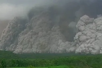 Mount Semeru ontploft: hoogste alarmniveau, asregen en evacuaties