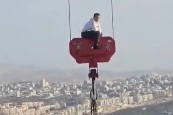 15-jarige jongen in Israël zit hele nacht vast op kraan van 36 verdiepingen hoog