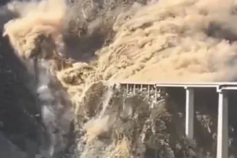 Nieuwe brug in China dondert de afgrond in na aardverschuivingen