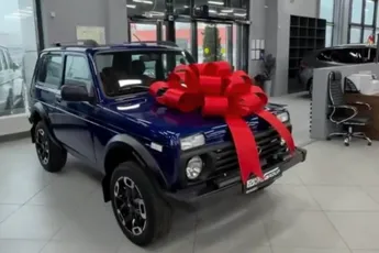 Zoals je mag verwachten: nagelnieuwe Lada Niva heeft in de showroom al een issue