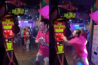 Lastig, met je niet-dominante hand op de boksbal