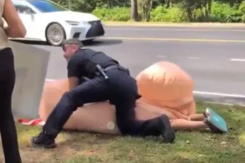 Oma gearresteerd omdat ze verkleed ging als opblaaspiemel bij protest