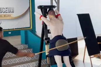 Singapore gaat old school: online oplichters krijgen voortaan stokslagen