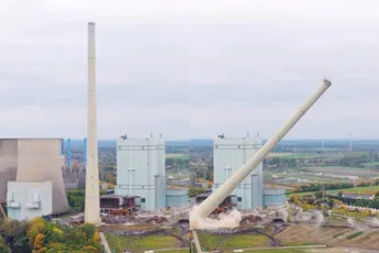BOEM! 282 meter hoge Duitse betonnen schoorsteen ging tegen de grond