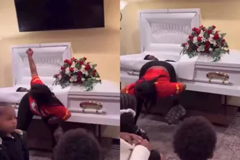 Dame gaat all-in tijdens de uitvaart en niemand lijkt het te willen stoppen