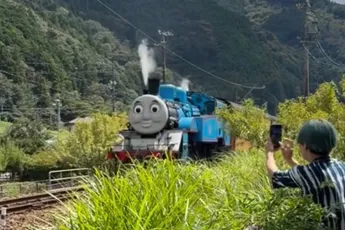 Thomas de stoomlocomotief in het echt op het Japanse spoor