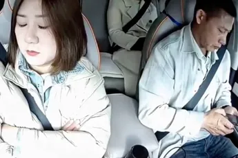 Chauffeur vergeet een halve minuut dat hij een auto aan het besturen is, gaat fout