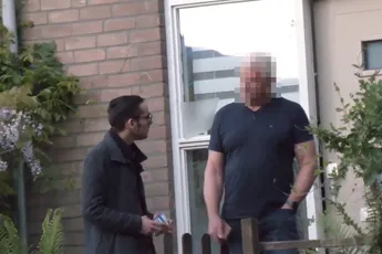 Amateur-misdaadverslaggever wil etterende burenruzie ophelderen, maar stuit op corrupte agent