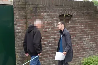 Amateur-misdaadverslaggever zet zijn tanden in kozijnenboer die slecht werk heeft geleverd