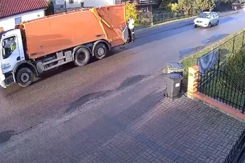 Auto knalt vol op vuilniswagen in Pools dorp, man op opstapje raakt gewond