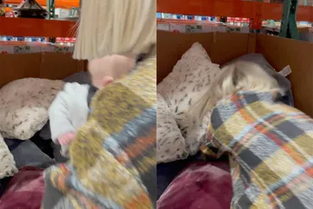 Baby verdwijnt compleet in een berg kussens