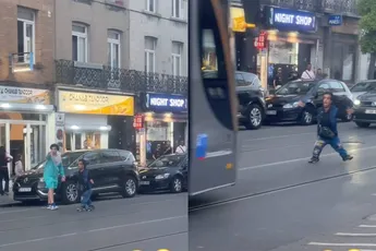 De kleinste man van Anderlecht pakt toch alle aandacht op straat