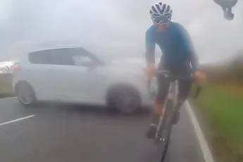 Engelse wielrenner heeft engeltje op zijn schouder, wordt bijna gegrepen door langs vliegende auto