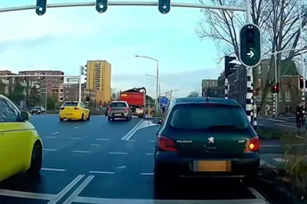 Heel knap wat automobilist in Haarlem voor elkaar krijgt