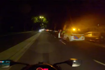 Hele rappe motorrijder heeft geluk met deze agent