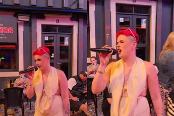 Lekker zangeresje op Albufeira gaat viraal: waarom zou dat zijn?