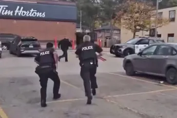 Politiewagen “helpt” mee bij arrestatie: Taser, paniek en rollende cruiser in Toronto