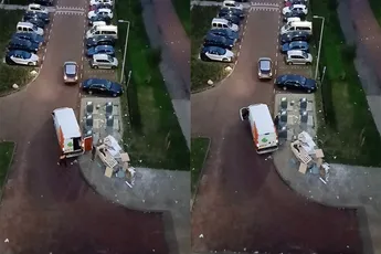 PostNL-busje brengt niet alleen pakjes, maar dumpt ook troep in andere wijk