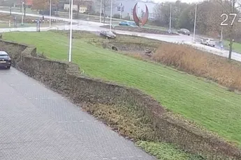 Video: Automobiliste duikt met auto de vijver in Nijverdal in