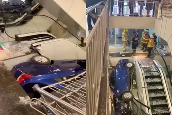 Vrouw rijdt winkelcentrum in Paraguay binnen — en neemt de roltrap mee 😳