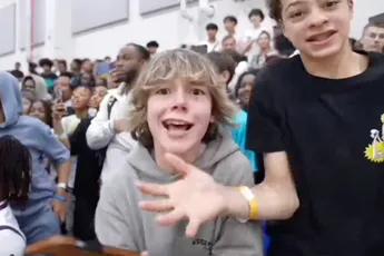 Waarom “6-7” (67) het woord van het jaar 2025 werd – de viral slangtrend uitgelegd