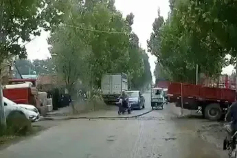 Op precies, maar dan ook echt precies, het verkeerde moment over een sleeptouw rijden