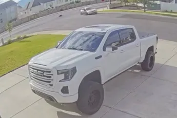 Gekke manoeuvre: kerel verliest zijn vriendin én z'n auto in één glorieuze bocht