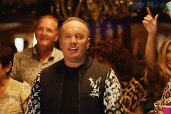 Zanger Frank van Etten heeft onenigheid met zijn vrouw, ineens gaan er natuurfilms van haar rond