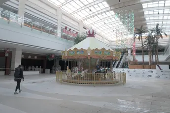 Nederlandse avonturier vindt compleet verlaten luxe winkelcentrum: alles staat er nog gewoon