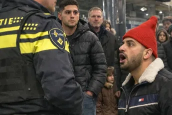 Heel klein boos mannetje denkt dat hij oncologisch dierenarts is in Den Haag