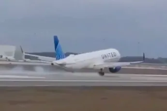 Gaat lekker bij United Airlines: wiel knalt eraf bij landing in Orlando