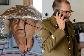 Belgische luitenant Haekens gaat langs bij mensen om noodpakket te controleren