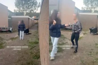 Vrouw loopt met mes buiten en het loopt uit de hand