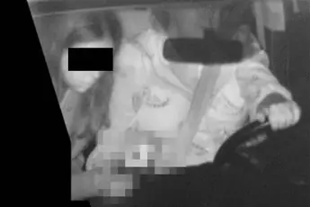 Moeder krijgt boete van 440 euro voor telefoon die haar dochter vasthoudt