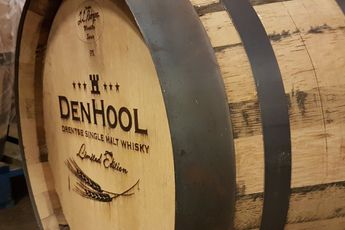 Distilleerderij Donderdag: Drentsche Schans stookt Den Hool in Den Hool